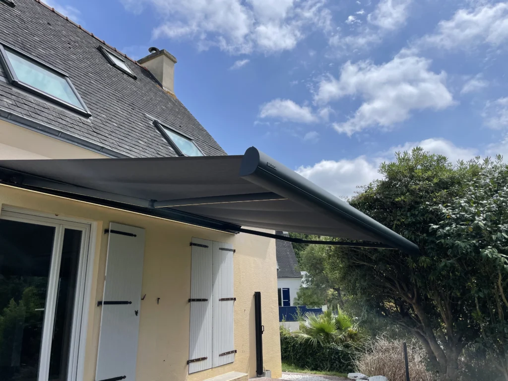 Store-banne-eclairage-led-bras-et-coffre_PSV-MENUISERIES