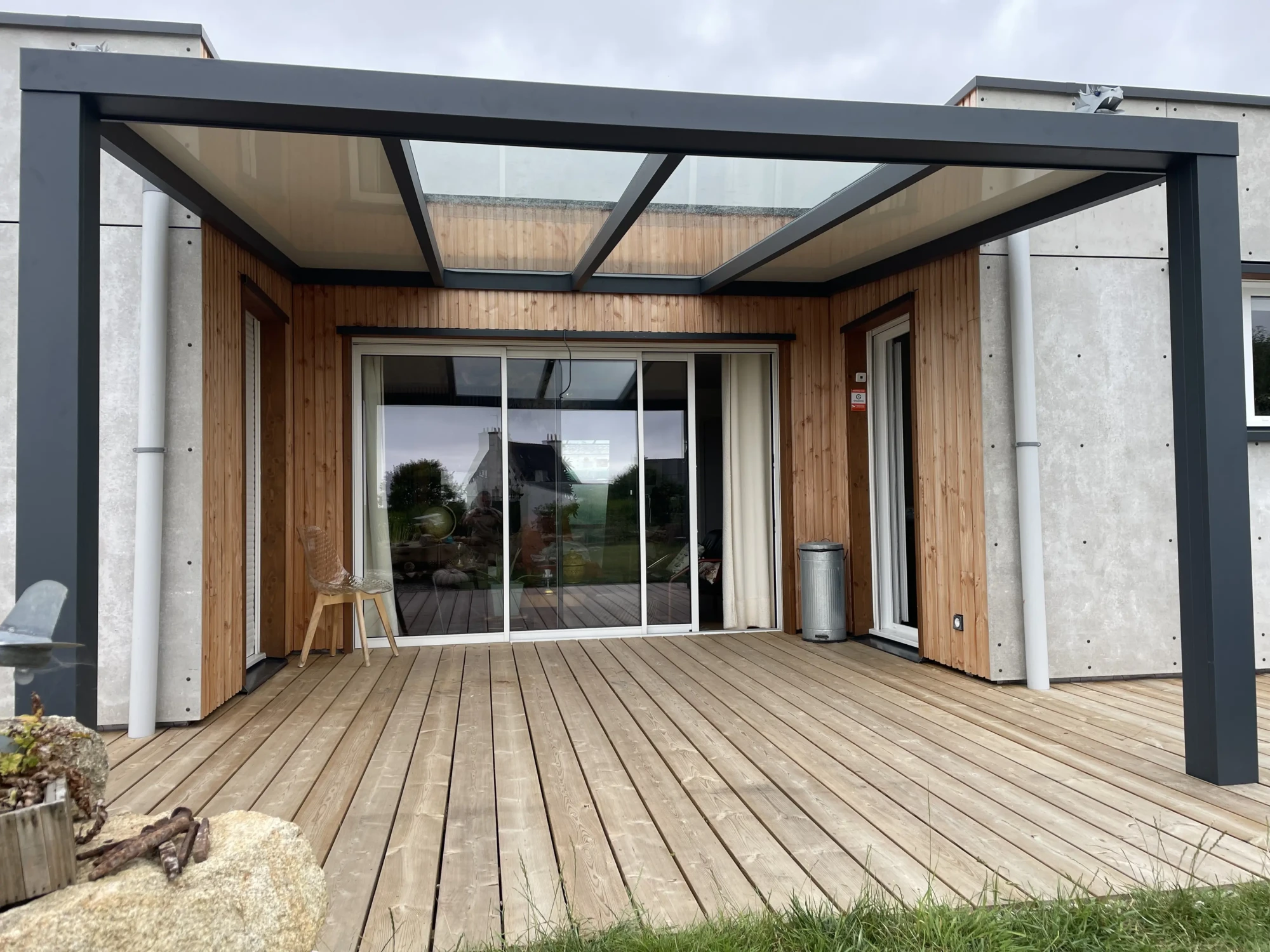 Pergola toit vitré et plaque alu isolée_PLOUHINEC_PSV MENUISERIES