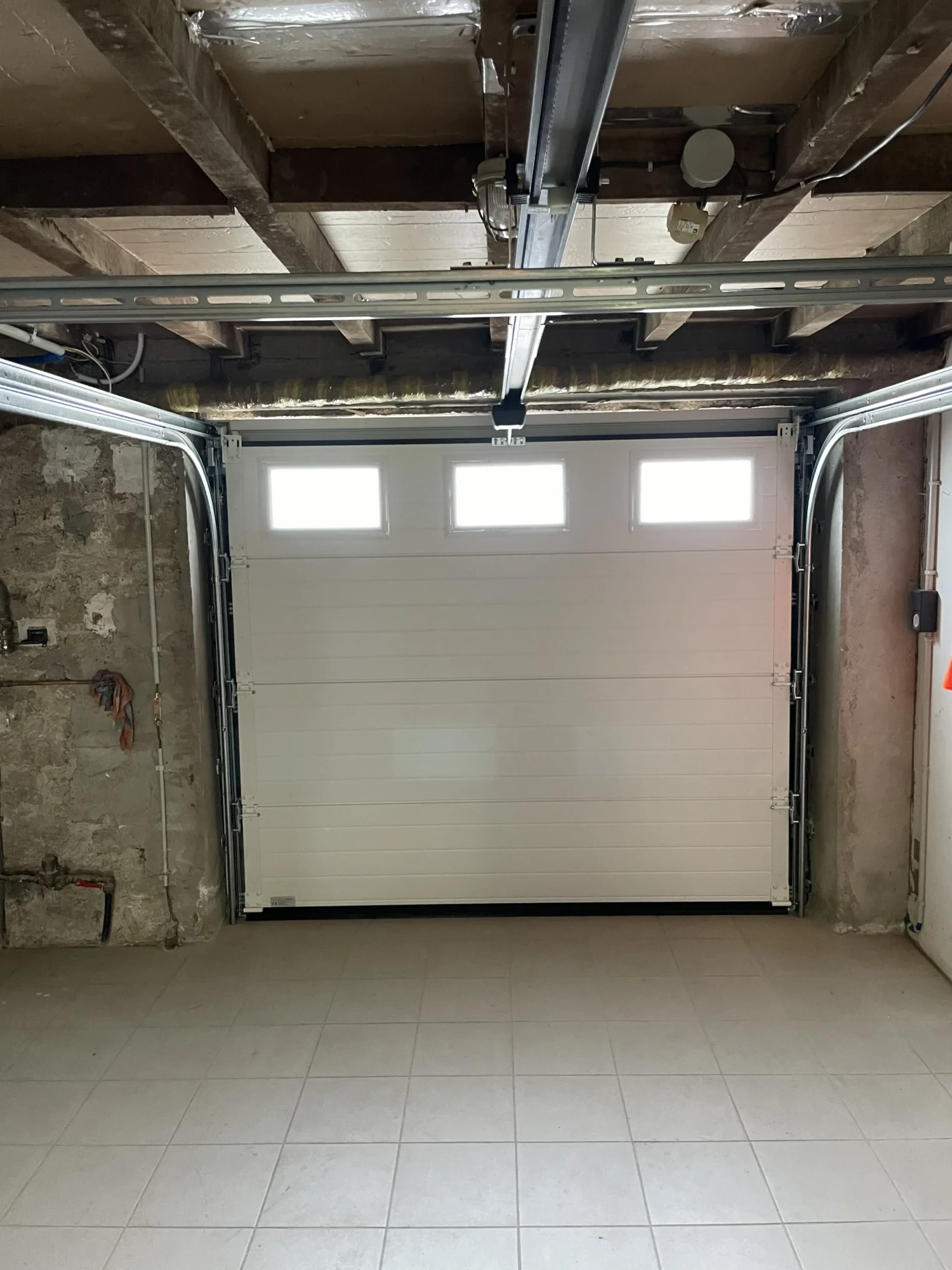 Porte de garage sectionnelle plafond avec hublo interieur-QUIMPER-PSV MENUISERIES
