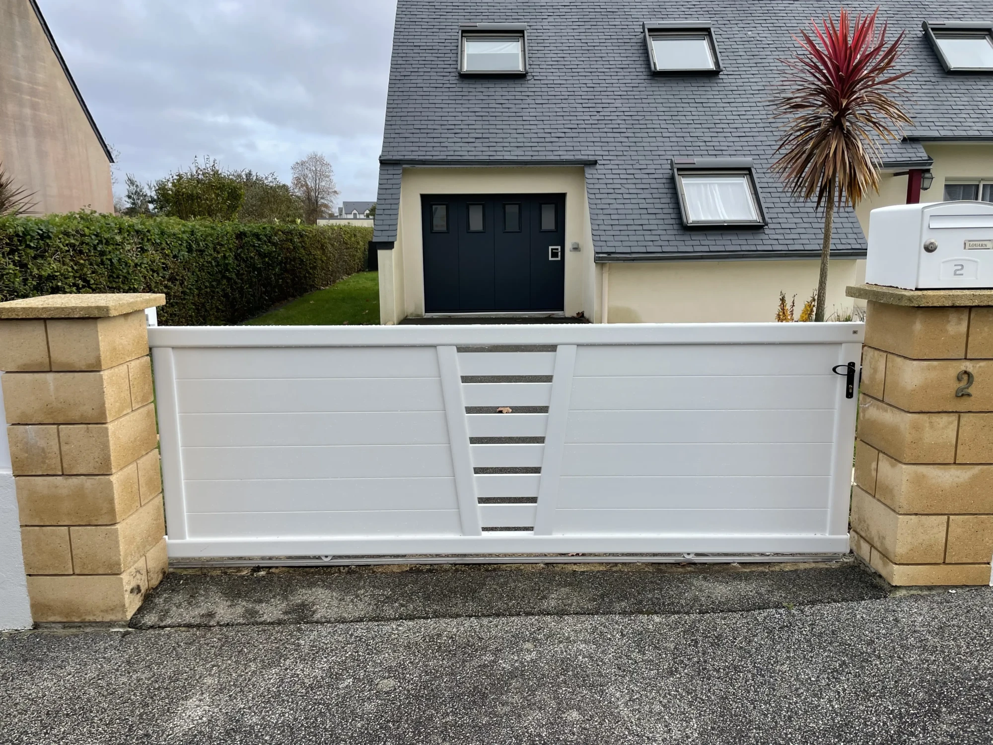 Portail coulissant PVC_PLOMELIN_PSV MENUISERIES