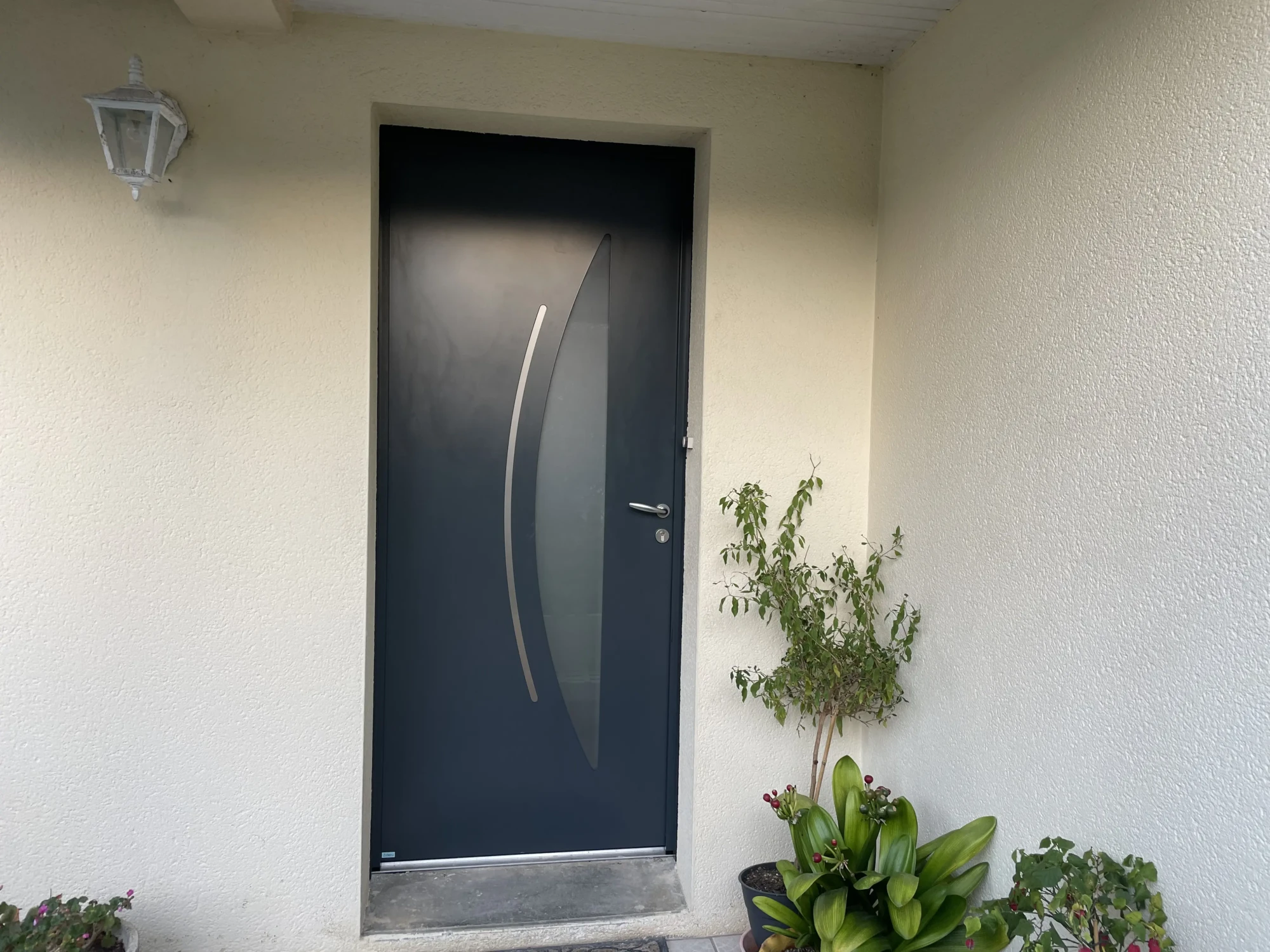 Porte d'entrée alu avec vitrage et decor inox_QUIMPER_PSV MENUISERIES