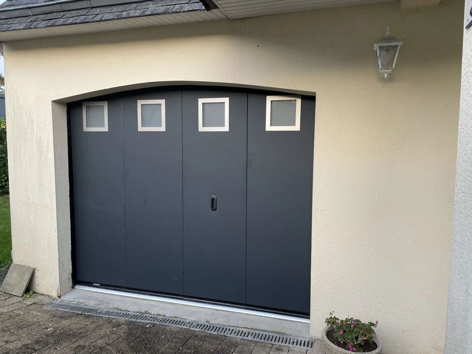 Porte de garage avec insert alunox_QUIMPER_PSV MENUISERIES