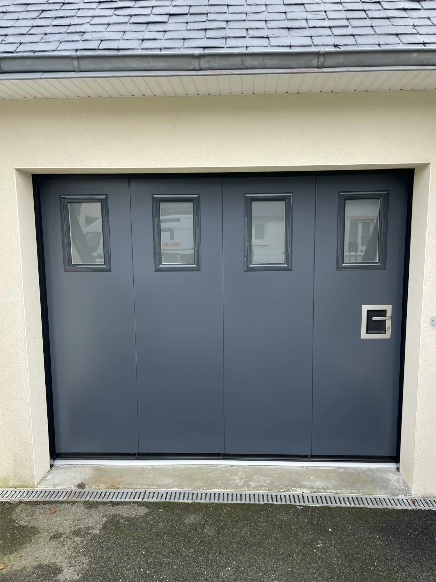 Porte de garage coulissante lateral avec portillon_PLOMELIN_PSV MENUISERIES