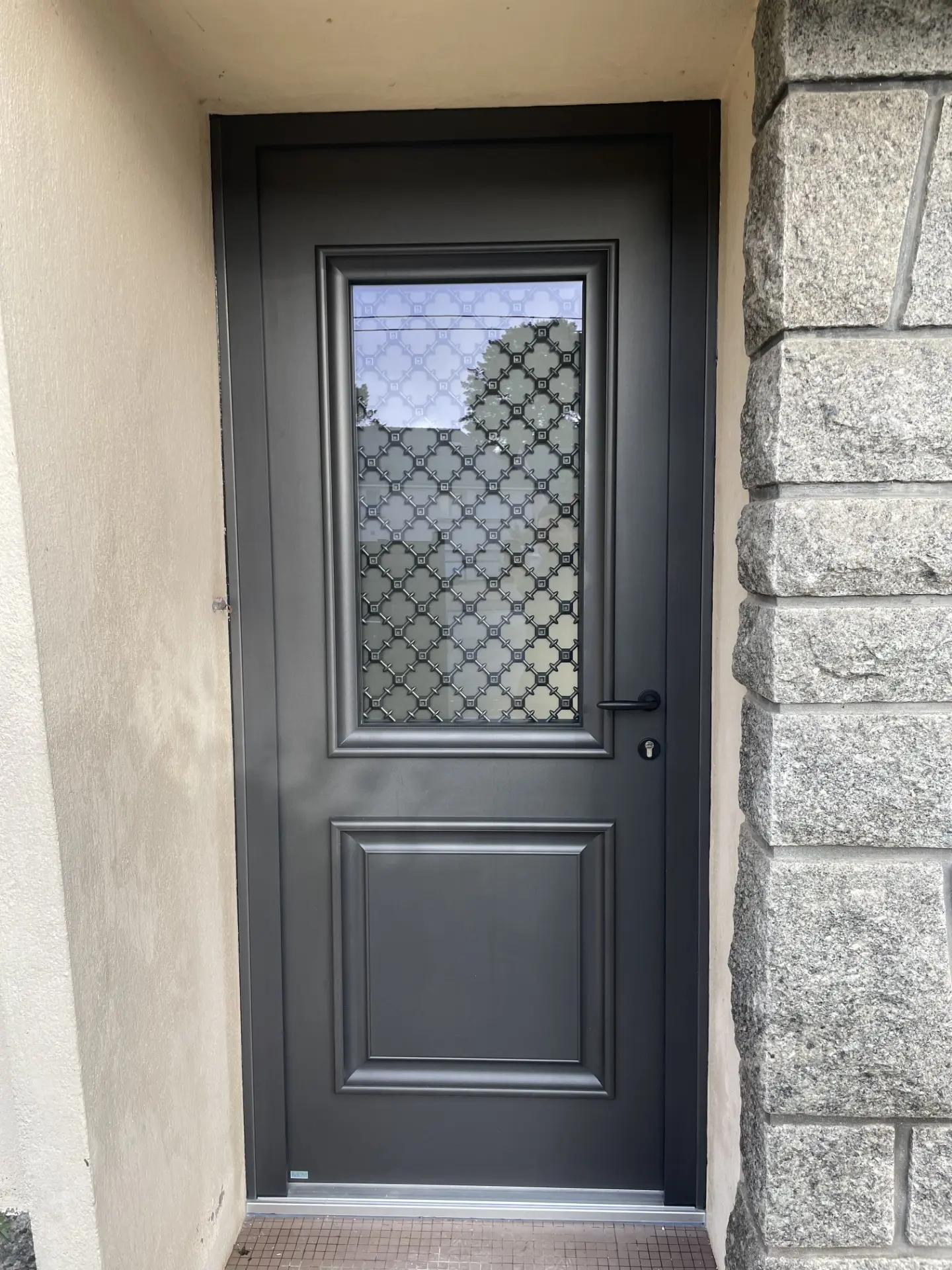 PORTE ENTREE VITREE AVEC GRILLE DECORATIVE EXT_QUIMPER_PSV MENUISERIES