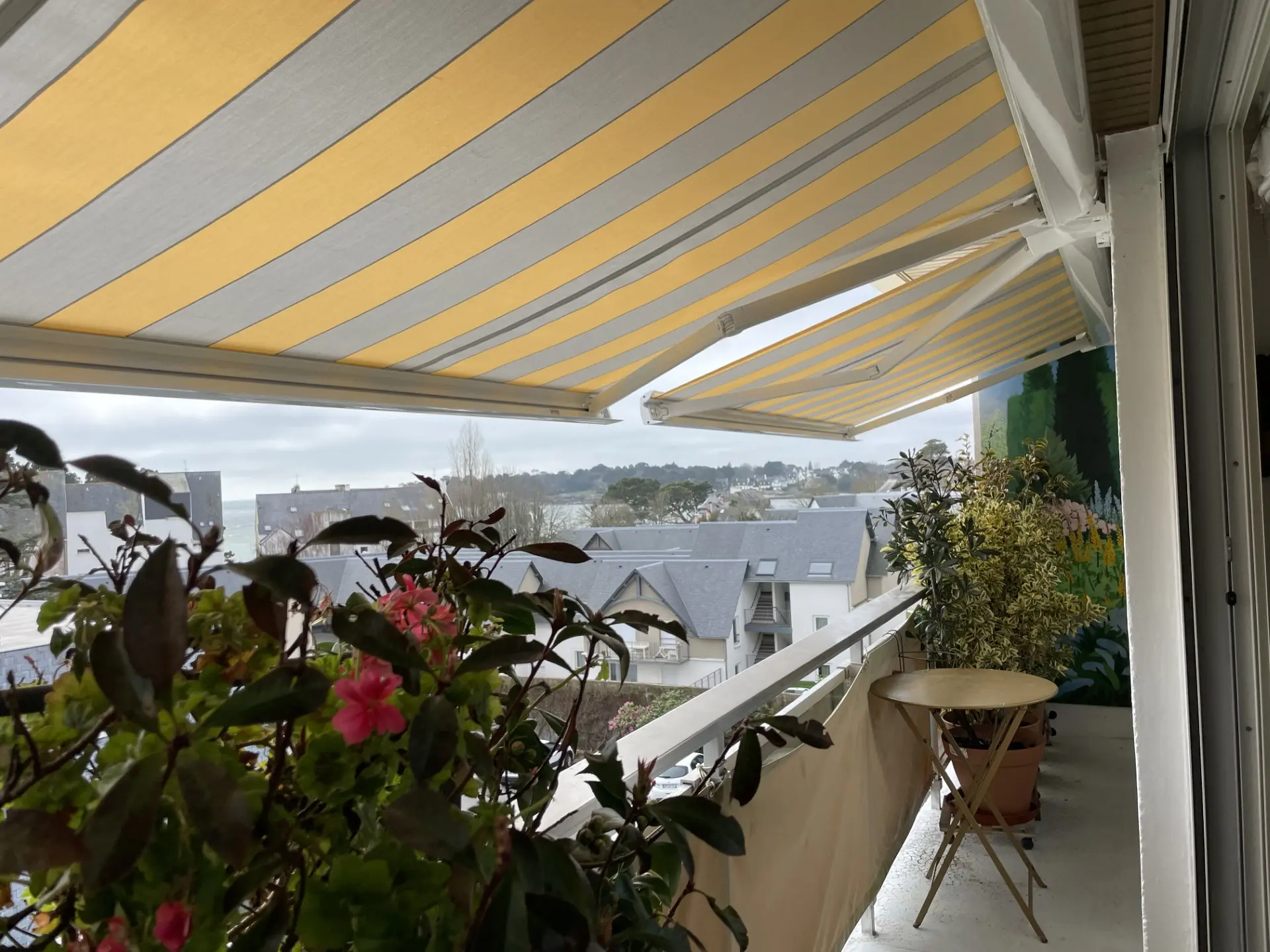 STORE BANNE COFFRE MOTORISE_BENODET_PSV MENUISERIES