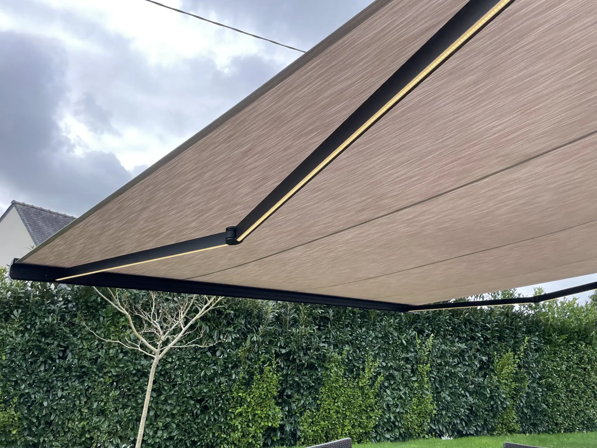 STORE BANNE TOILE LEAF ET LED BRAS_QUIMPER_PSV MENUISERIES