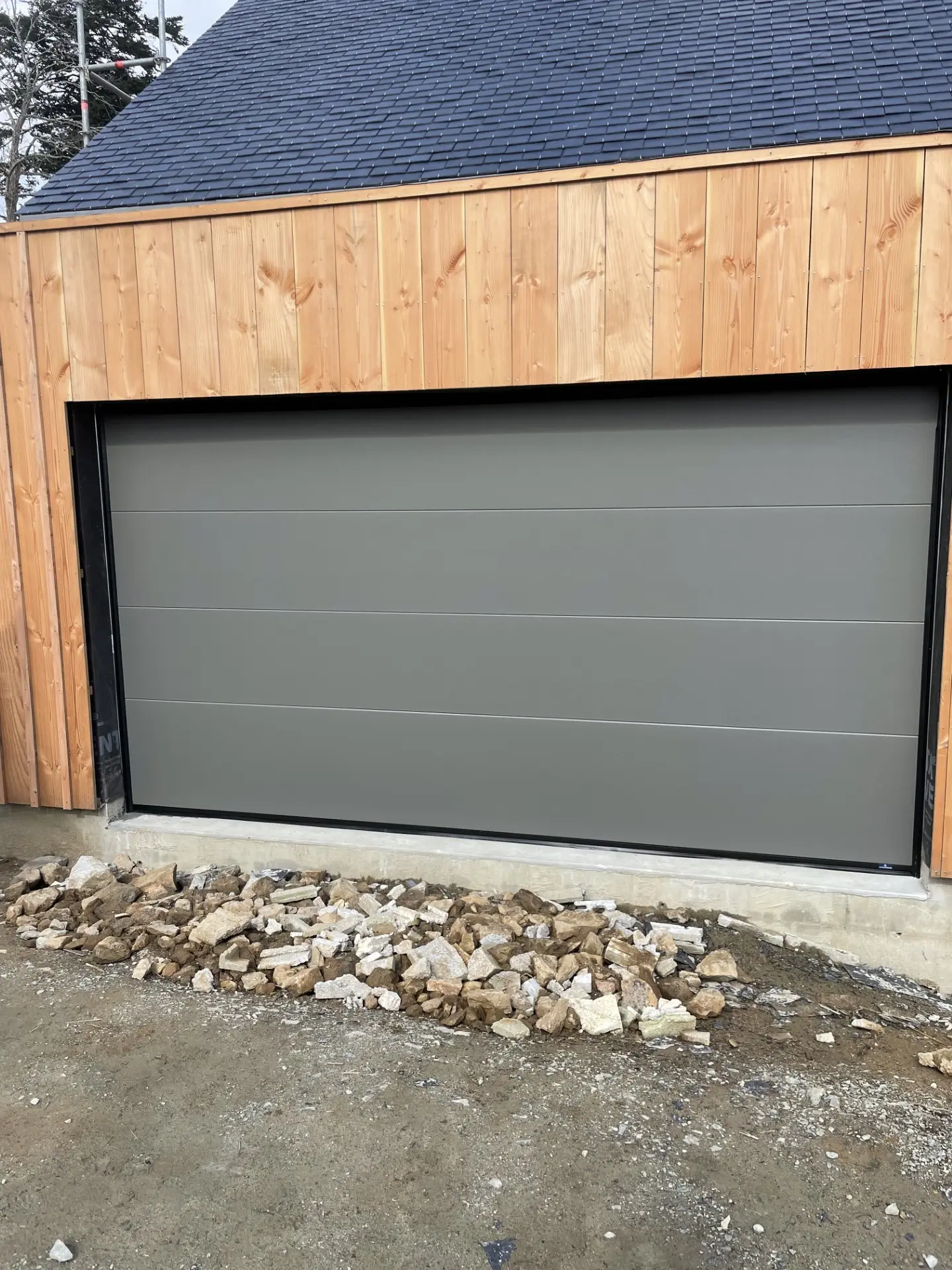 Porte de garage sectionnelle_FOUESNANT_PSV MENUISERIES