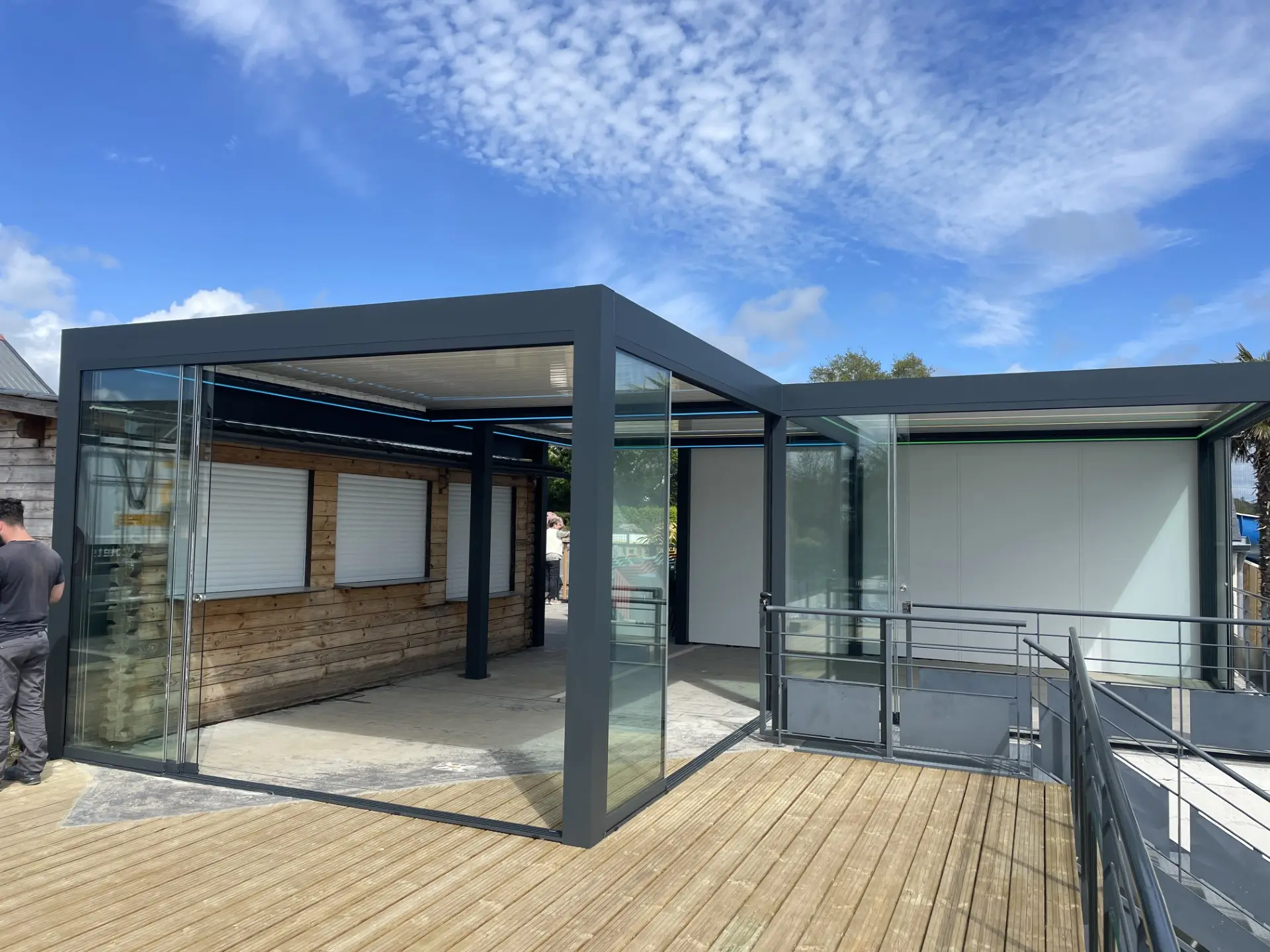 PERGOLA ET PAROIS VITREE AVEC HABILLAGE_LA FORET FOUESNANT_PSV MENUISERIES-2