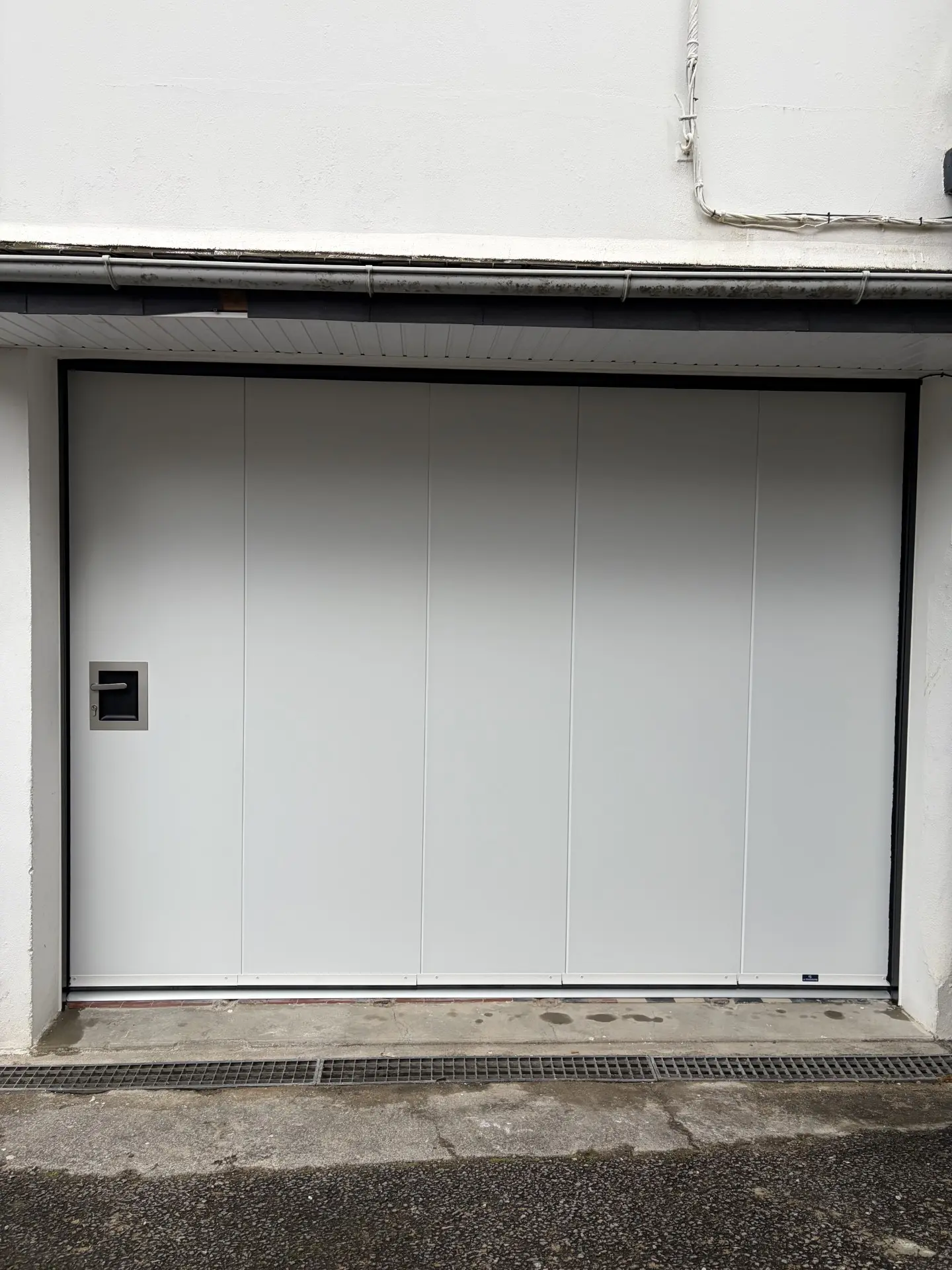 Porte de garage coulissante lateral avec portillon_QUIMPER_PSV MENUISERIES
