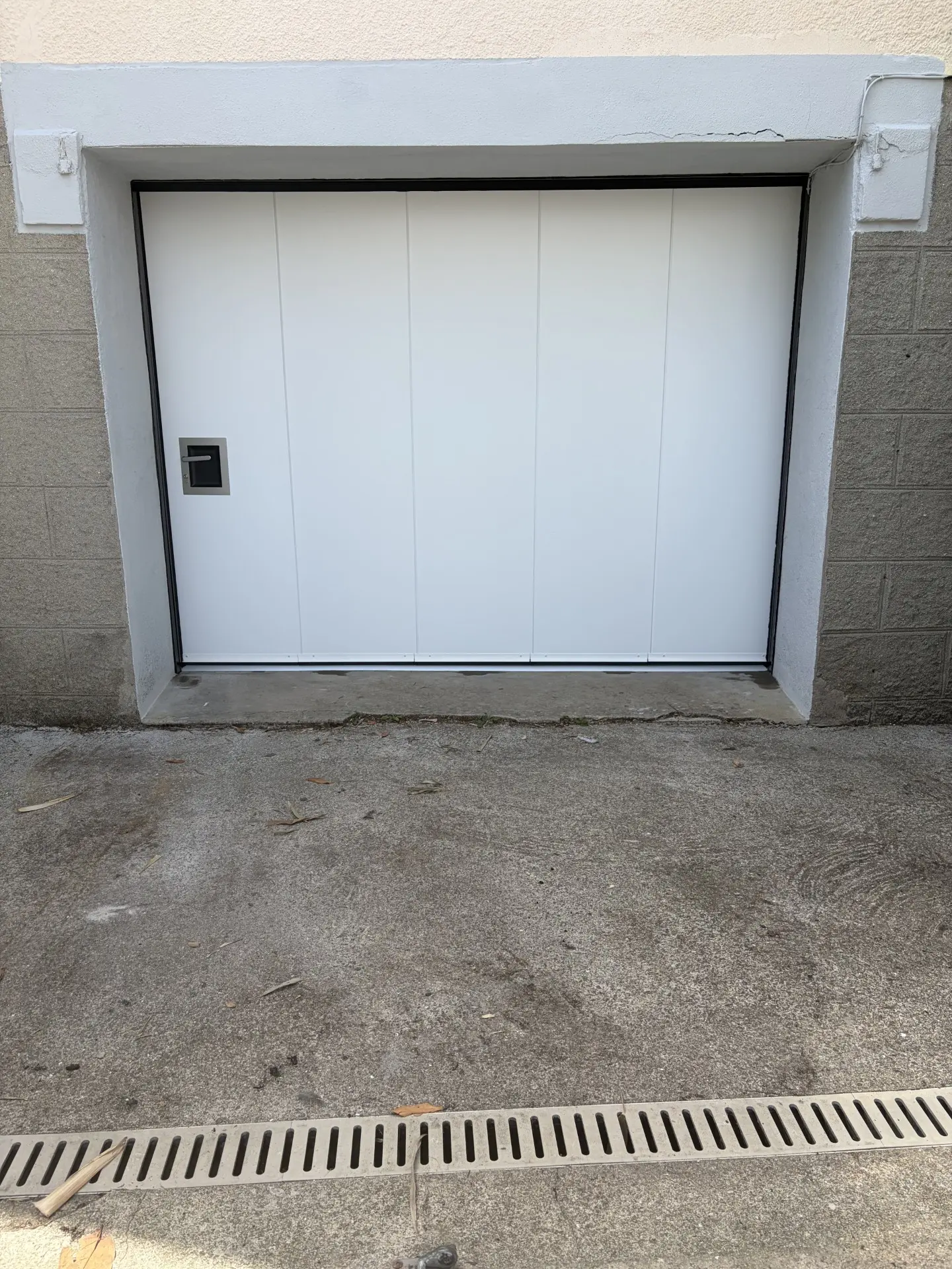 Porte de garage coulissante lateral manuel avec portillon_QUIMPER_PSV MENUISERIES