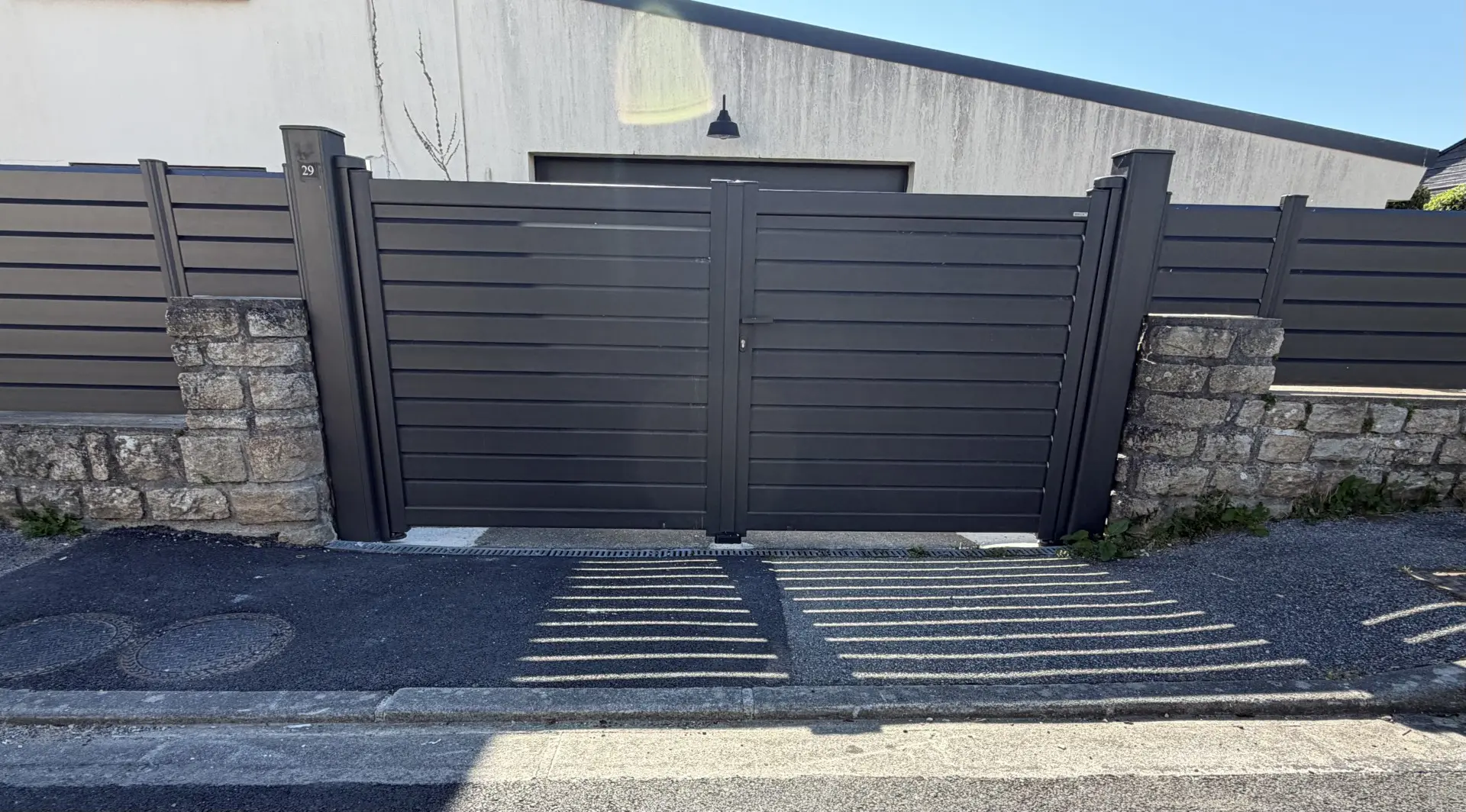 PORTAIL ALUMINBIUM MANEL LAME PERSIENNE-QUIMPER-PSV MENUISERIES